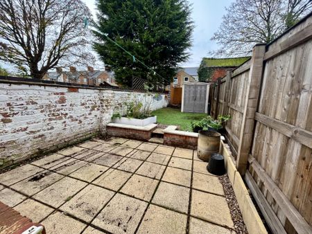 ***Two double bedrooms*** easy access into Derby city centre + Royal Derby Hospital. **lounge** seperate dining room** extended kitchen** - Photo 5