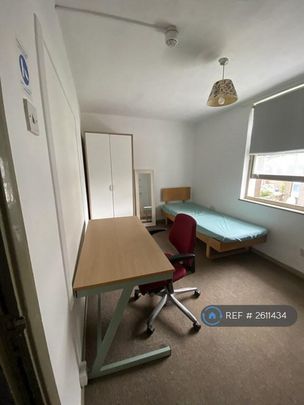 1 bedroom in a house share to rent - Photo 1