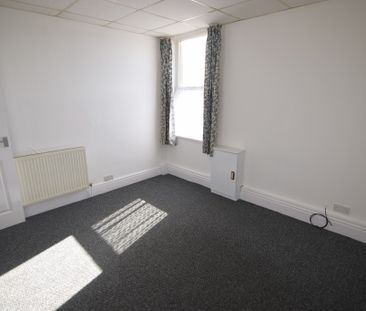 To Let 1 Bed Flat - Photo 4