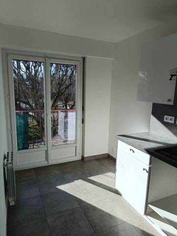 Location Appartement 2 pièces 53m² ST MAUR DES FOSSES 94100 - Photo 4