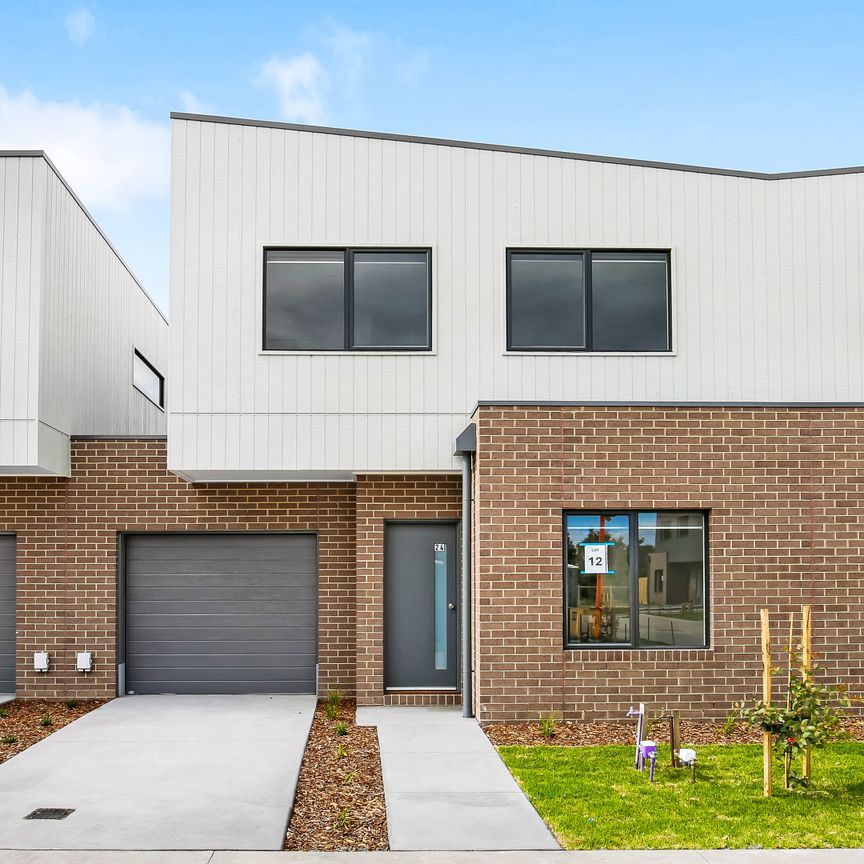 24 Cinnamon Drive, Cranbourne East VIC 3977 - Townhouse For Rent | Domain - Photo 2