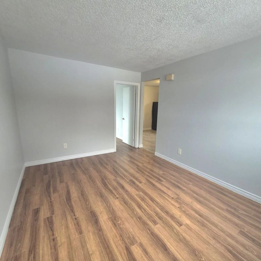 184 Simcoe Street #2 - Photo 1