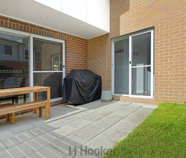 Modern Townhouse Living in the Heart of Mount Hutton - Photo 4