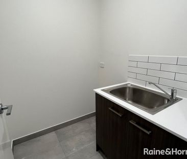 Modern 3 Bedroom 2 Bathroom Unit - Photo 4