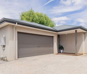 Perfect Family Rental in Nairne&colon; Spacious&comma; Stylish&comm... - Photo 1