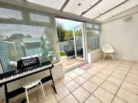 Ashford, Elgin Avenue, TW15 - Photo 1