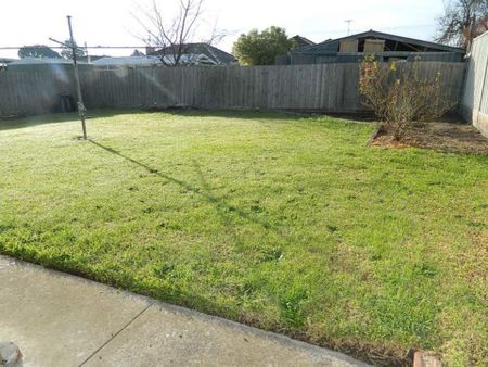 Charming & Convenient Home in the Heart of Noble Park - Photo 3