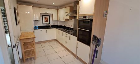 5 bed end of terrace house to rent in Three Valleys Way, Bushey, WD23 - Photo 4