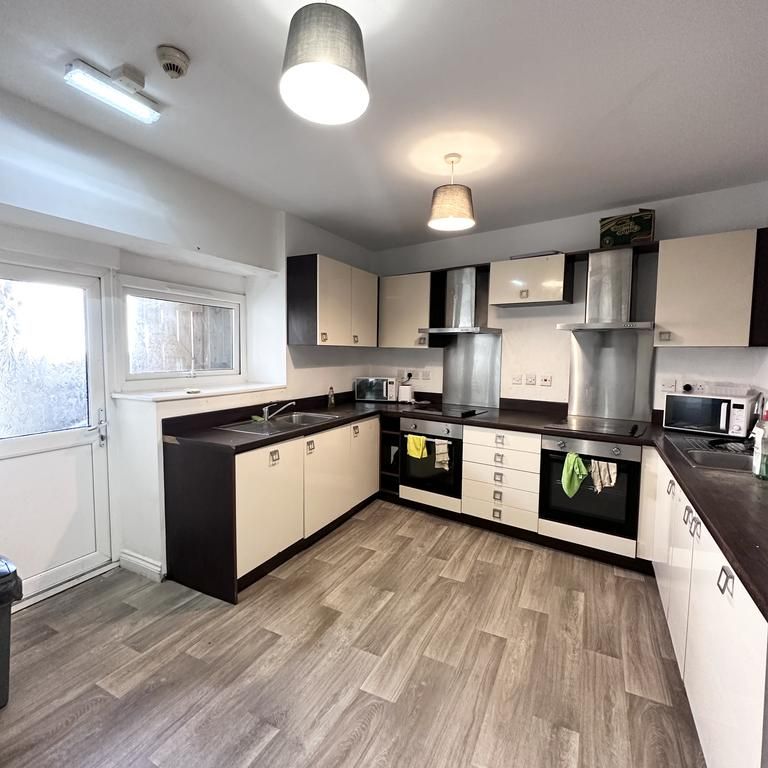 10 bedroom house share to rent - Photo 1