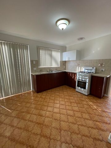 1/7 Batt Court, Noranda WA 6062 - Villa For Rent | Domain - Photo 5