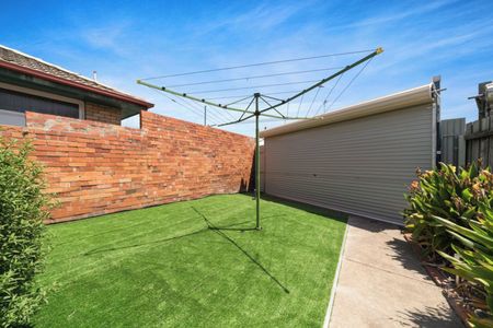 Stylish Two-Bedroom Gem in Prime Port Melbourne Location - Photo 4