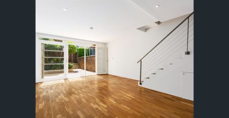 Bright and Spacious Modern Townhouse - Photo 3