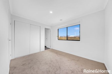 27 Flag Boulevard, Tarneit, VIC 3029 - Photo 5