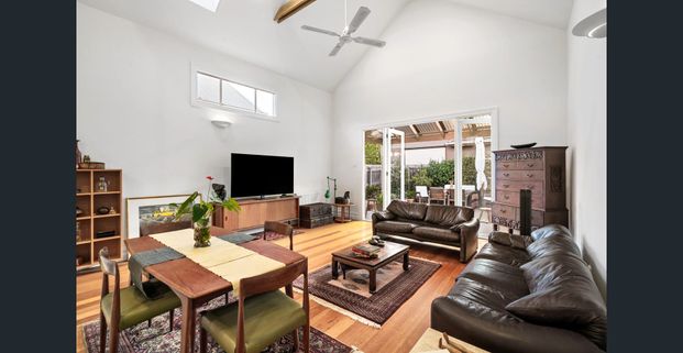 Stylish, convenient home! - Photo 1