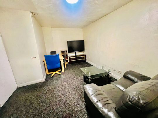 3 bedroom apartment to rent Harrogate Road, Bradford, West Yorkshire, BD2 - Photo 1