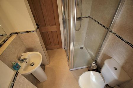 1 bedroom in a house share to rent - Photo 5