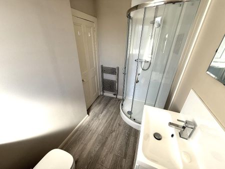 3 bedroom flat to rent - Photo 3