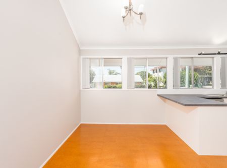 Large Beautiful Family Home - Located Near Everything! - Photo 5