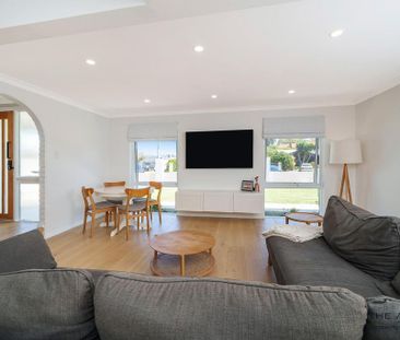 Beautifully Renovated Family Home in a Prime Location - Photo 3