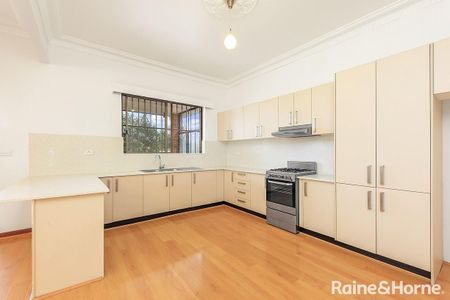 Large, Modern Freestanding House - Photo 5