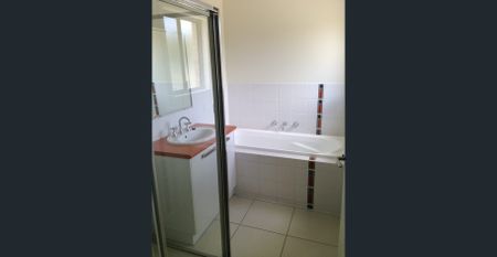 EXECUTIVE FAMILY HOME IN A QUIET COURT - Photo 4