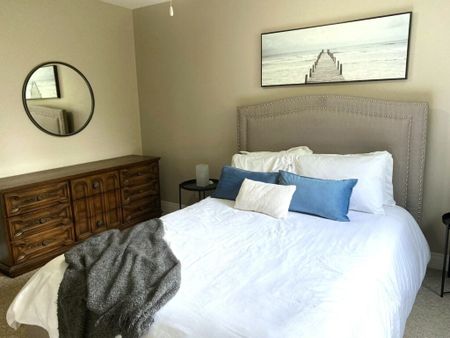 Edmonton Furnished Condo Rental in University & Whyte Ave - Renovated Apartment in King Edward - Photo 4