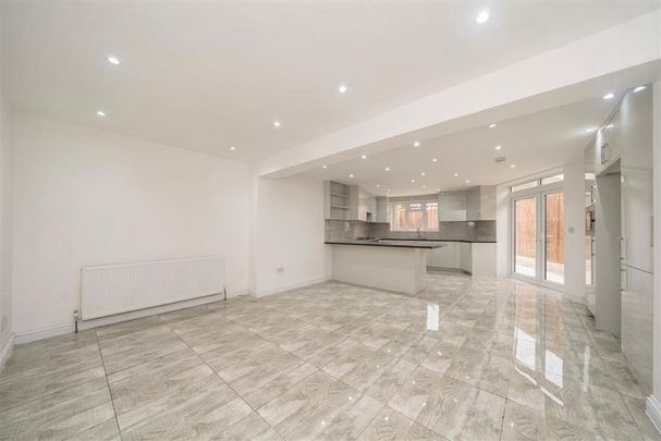 6 bedroom semi-detached house to rent - Photo 1