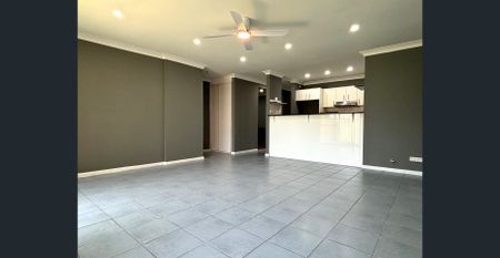 Charming 2-Bedroom Villa with Versatile Spaces - Photo 4