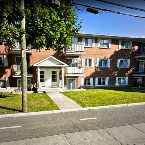 4-1/2 Saint-Eustache, Demi sous-sol, entierement rénové 1er juillet 55+ preferee - Photo 1