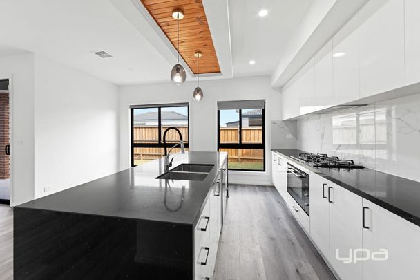 5 BEDROOM FAMILY HOME - Photo 1