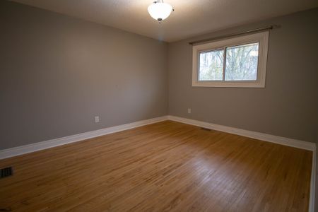 **Charming** 3-Bedroom Home for Rent in Niagara Falls - Photo 5