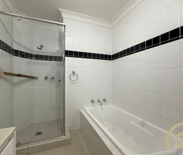 Newly Renovated 3 Bedroom Duplex! - Photo 4