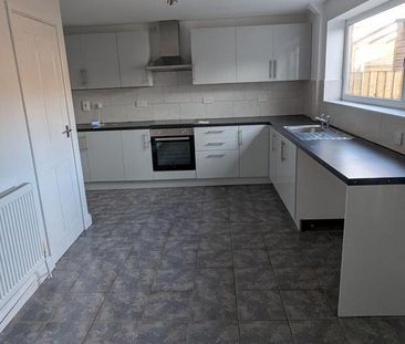 3 bedroom terraced house to rent - Photo 4