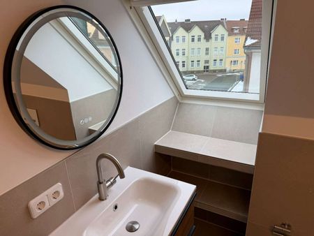 Erstbezug nach Sanierung! 2-Zimmer Dachgeschosswohnung mitten drin! - Photo 2