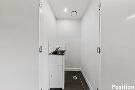 Spacious Top-Floor 1-Bedroom Apartment in Leafy Greenslopes - Photo 5