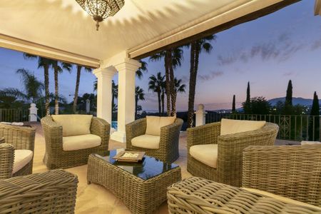 Luxury Villa for rent in El Paraíso, Andalusia - Photo 4