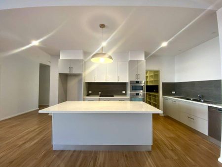 Modern lifestyle with sophisticated living. - Photo 5