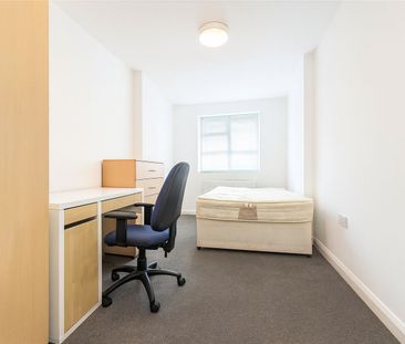 Double Room To Let - HP12 - Photo 1