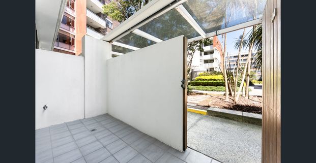 Large one bedroom with oversized study - Photo 1