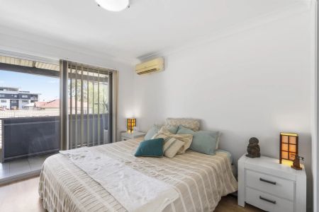 Contemporary Tri Level Townhouse in a Premium Locale - Photo 3