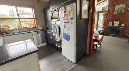 Beautiful home in well sought after neighbourhood - Photo 2