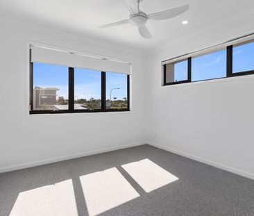 STUNNING TOWNHOUSE in Waterfront Complex - Photo 4