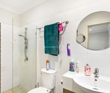 Modern & Well Located Two Bedroom Apartment - Photo 4