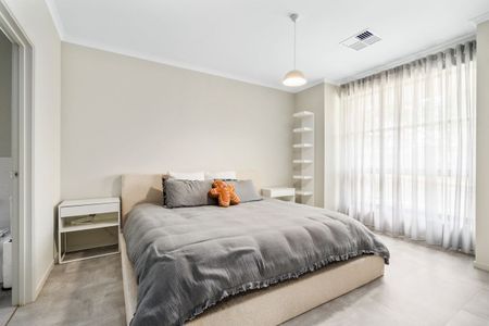 Delightfully comfortable home - Photo 4