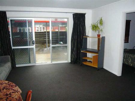 Spacious two bedroom flat, will be refreshed in between tenancies, with new paint. - Photo 3