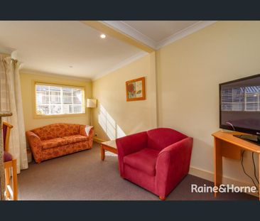 Fully Furnished Semi - Available Now!!! - Photo 3