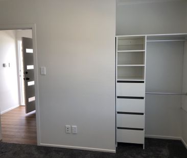 Brick n Tile Beauty - Refurbished Three Bedroom Apartment - Photo 1