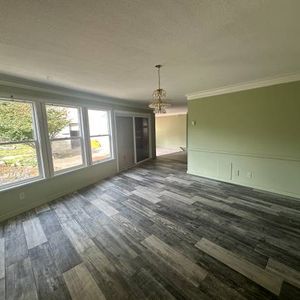 Ugly Home That Needs Love! - Photo 2