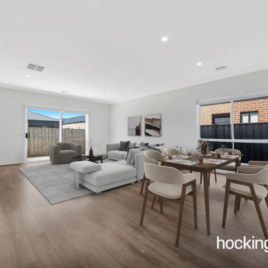 MINS AWAY FROM TRAIN STATION AND FREEWAY ! - Photo 1