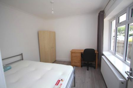 6 bedroom semi-detached house to rent - Photo 4
